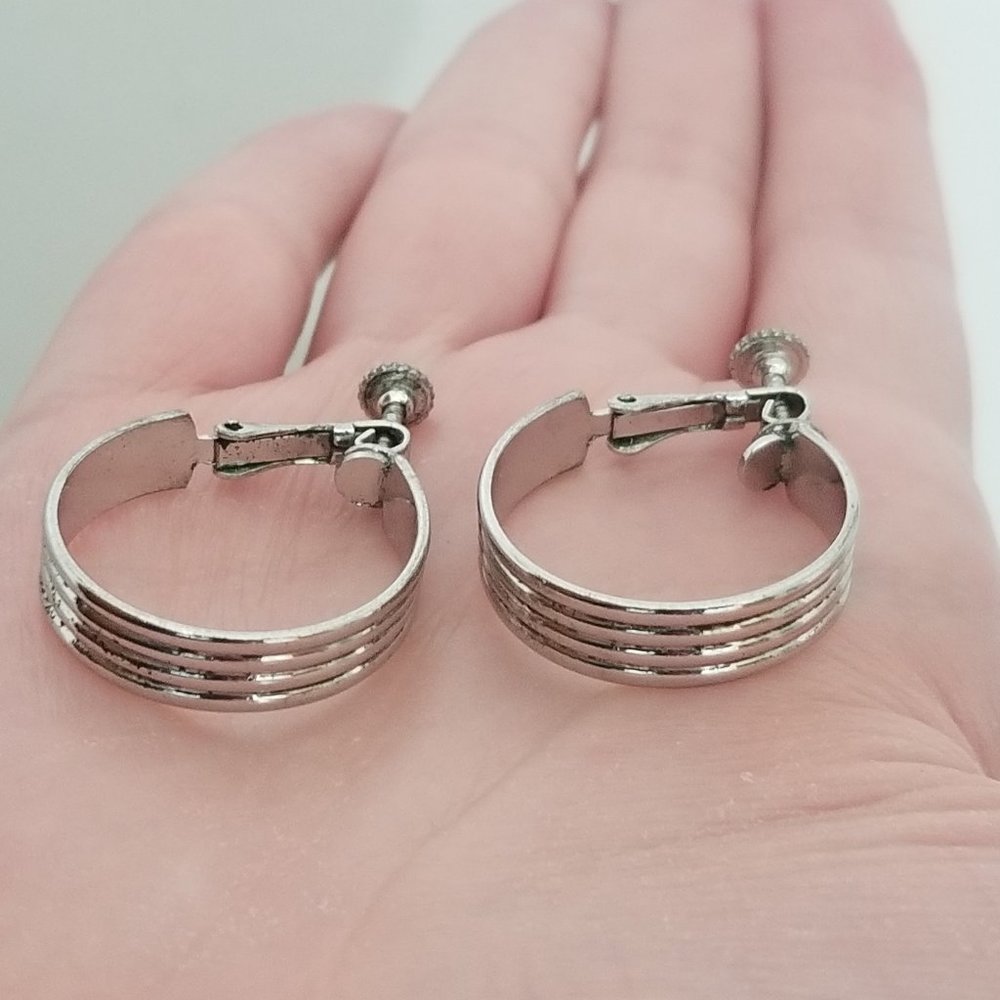 vtg Napier silvertone screwback hoop earrings w hinge - Picture 11 of 13